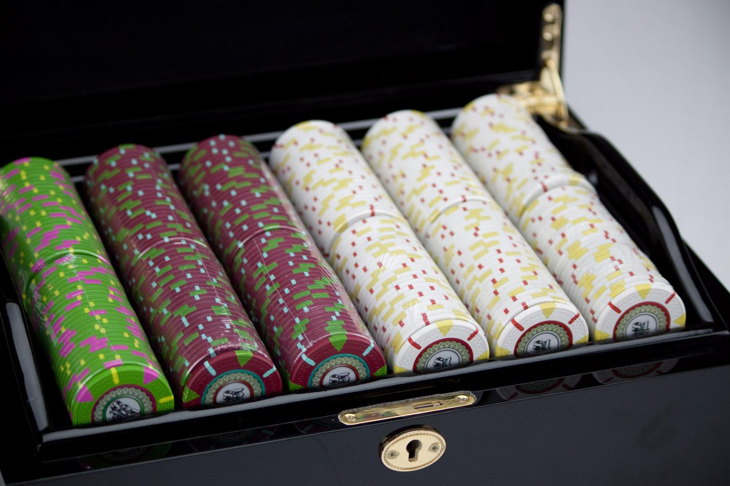 500 Mint Poker Chips with Mahogany Case